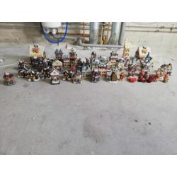 43 kersthuisjes + 6 kerstbeeldjes