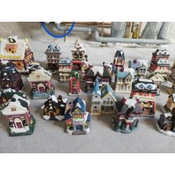 43 kersthuisjes + 6 kerstbeeldjes