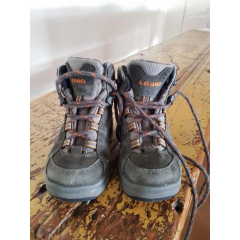 Lowa bergschoenen maat 28
